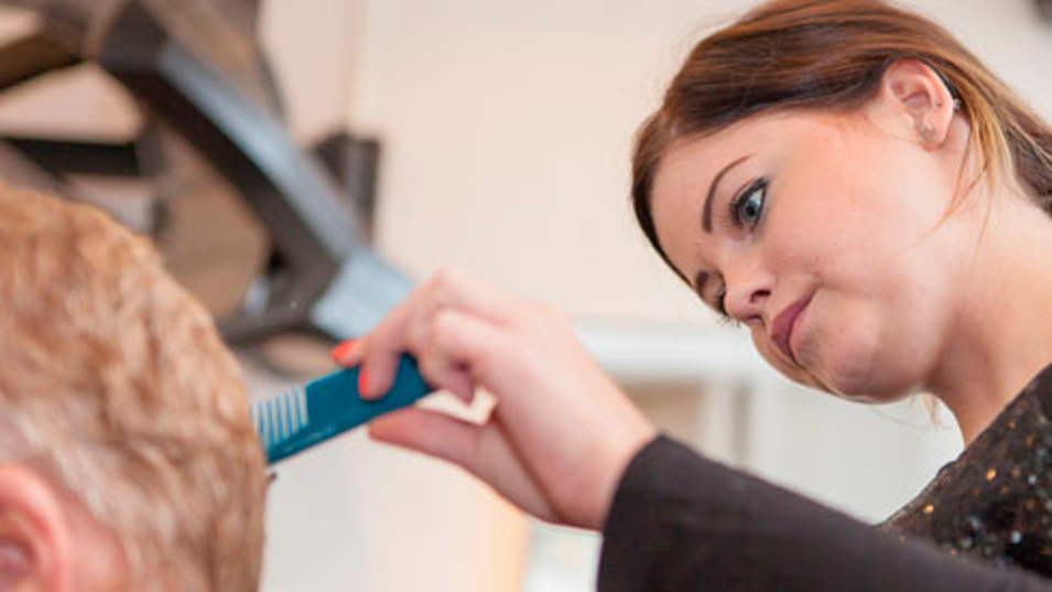 En frisør der er i gnag med at klippe håtr