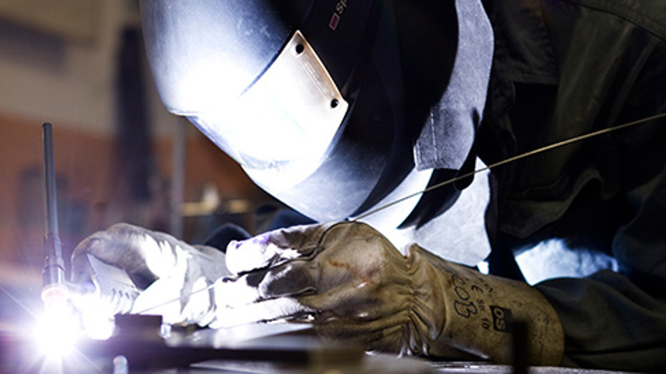 En der arbejder med svejsning