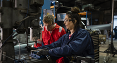 To der arbejder i industrien