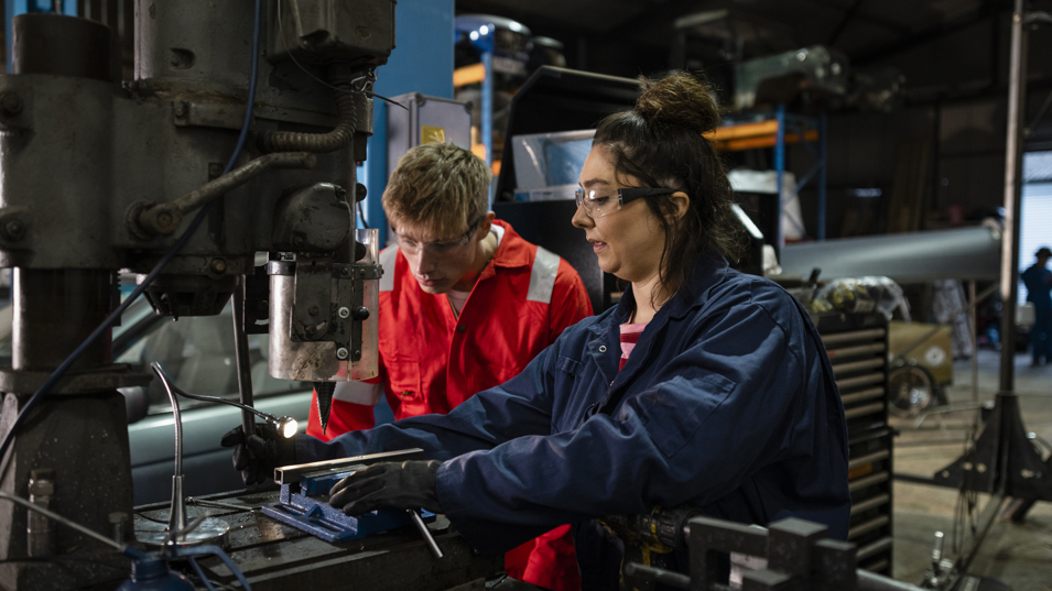 To der arbejder i industrien