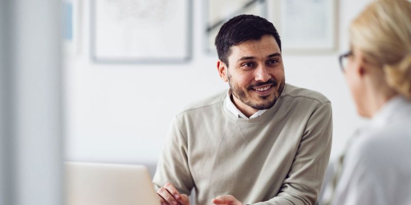 Mand og kvinde i samtale