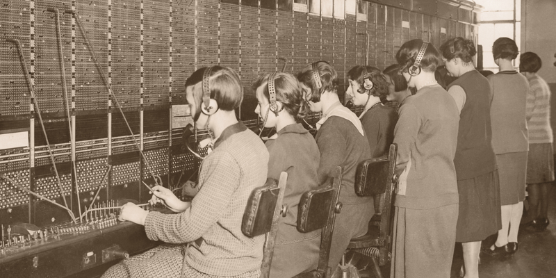 Et ældre billede af kvinder i en telefonomstilling