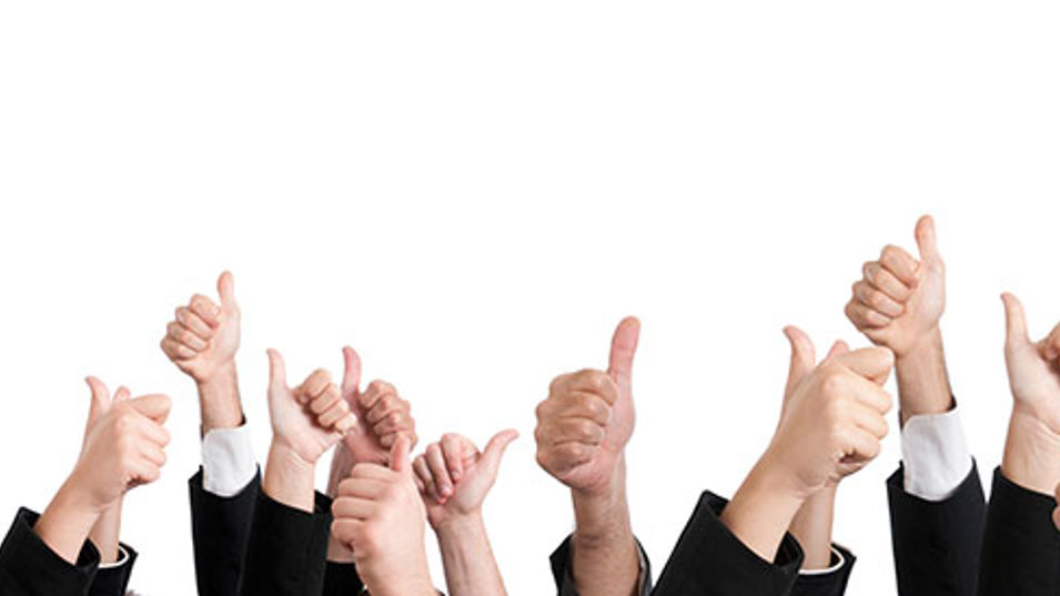 Flere hænder der giver thumbs up
